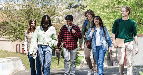 A group of students are walking to the college